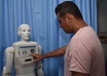مصر.. فريق جامعي يبتكر روبوت ذات قدرات طبية عالية