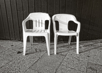 تنظيف الكراسي البلاستيكية البيضاء
