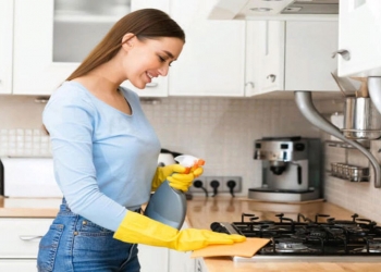 تنظيف سطوح المطبخ وجدرانه