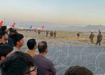 بالفيديو.. سقوط مواطنين أفغان من السماء بعد أن تسلقوا طائرة أمريكية
