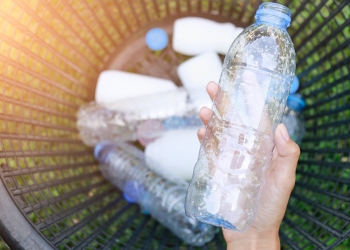 التخلص من زجاجات المياه البلاستيك