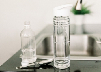تنظيف زجاجات المياه من الداخل