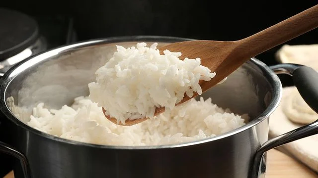 تعجن الأرز والمعكرونة أثناء الطهي