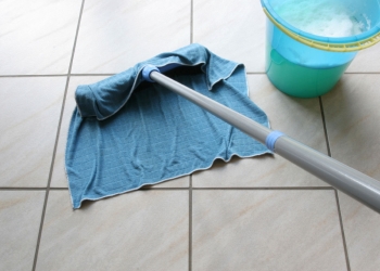 تنظيف أرضية المنزل