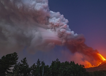 بركان يدمر مئات المنازل في جزر الكناري الإسبانية