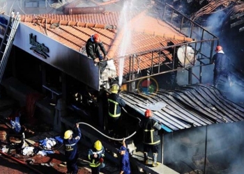 حريق ضخم في سلسلة مطاعم على كورنيش الإسكندرية