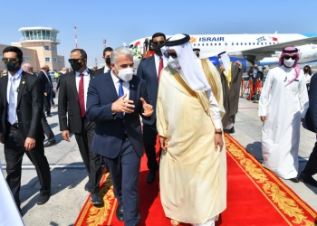 وزير خارجية إسرائيل يصل البحرين في زيارة تاريخية