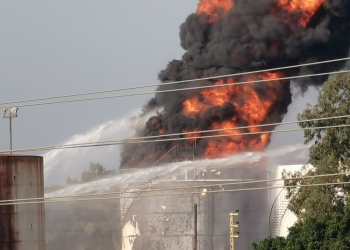شاهد.. اندلاع حريق كبير داخل منشآت النفط في منطقة الزهراني اللبنانية