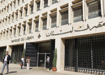حاكم مصرف لبنان ينوي وقف تمويل استيراد البنزين