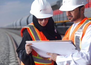 إنجاز نصف الأعمال الإنشائية لأول جسر بحري للسكك الحديدية في الإمارات