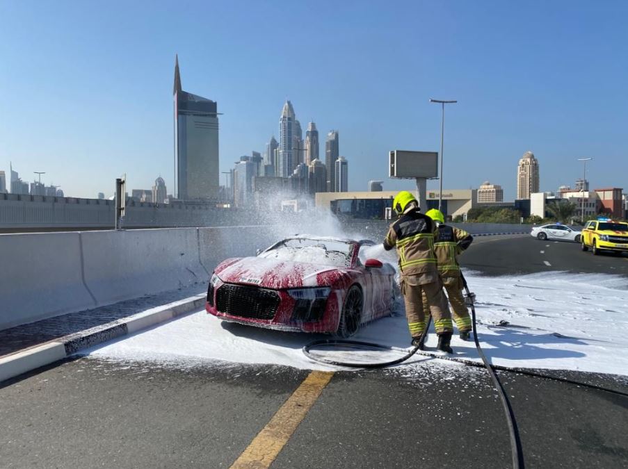 دفاع مدني دبي يكافح حريق سيارة