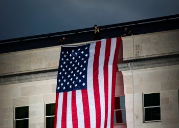الولايات المتحدة تنكس الأعلام على وفاة سيناتور سابق