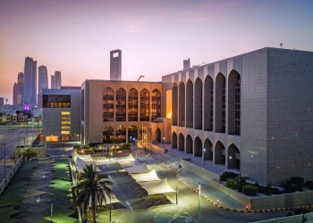 المركزي الإماراتي يفرض عقوبات مالية على بنك عامل في الدولة