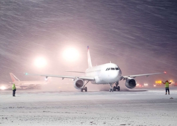 موسكو.. اصطدام طائرة بعربة لإزالة الجليد في أحد المطارات