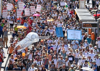 الآلاف يتظاهرون في شوارع ألمانيا بسبب قيود كورونا