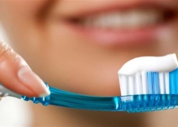 تنظيف الأسنان بالخيط
