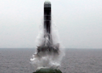 كوريا الشمالية تطلق صاروخين من قطار في البحر الشرقي