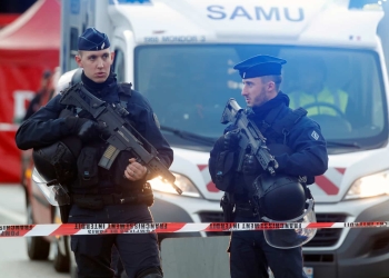 الشرطة الفرنسية تطلق النار على شخص هاجمها بسكين