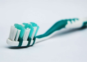 فرش الأسنان