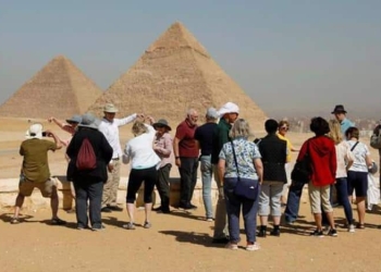 مصر تنقل آلاف السياح الأوكرانيين إلى دول جوار بلدهم