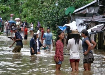 عاصفة عنيفة تشرد الآلاف في الفلبين