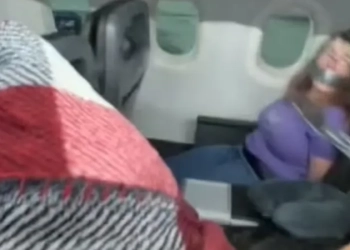 امرأة هاجمت طاقم الطائرة والعقوبة التي تتلقاها "تاريخية"