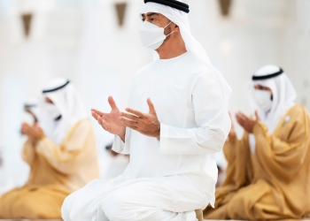 محمد بن زايد يؤدي صلاة عيد الفطر في جامع الشيخ زايد