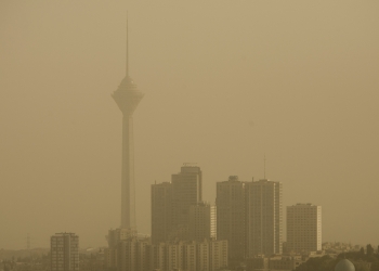 منع الأطفال من الذهاب إلى المدارس بسبب تلوث الهواء في طهران