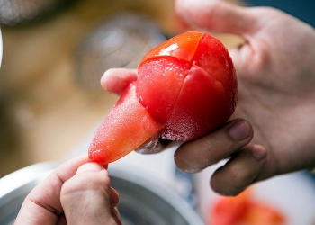تقشير حبات الطماطم