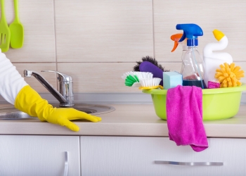 حيل لتنظيف حنفيات المطبخ و الحمام .