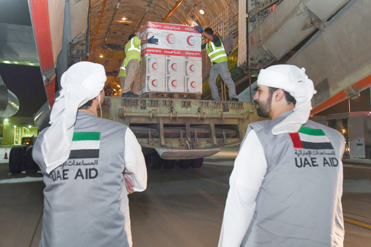 الإمارات تُرسل طائرة مواد غذائية عاجلة لمتضرري زلزال أفغانستان