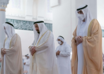 سلطان القاسمي يؤدي صلاة العيد في مسجد الشارقة