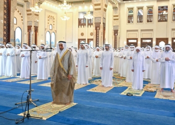 ولي عهد دبي يؤدي صلاة عيد الأضحى في مسجد زعبيل الكبير
