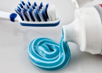 طبيب يوضح فائدة تنظيف الأسنان والأنف قبل النوم