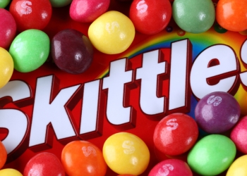 السلطات السعودية تعلق على أنباء حول استخدام صبغة خطيرة في حلوى سكيتلز