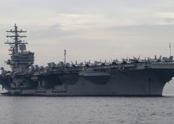سفينتان حربيتان أمريكيتان تعبران مضيق تايوان