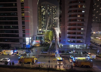 مدني دبي يسيطر على حريق في بناية سكنية خلال دقائق