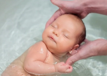 طريقة استحمام الطفل حديث الولادة
