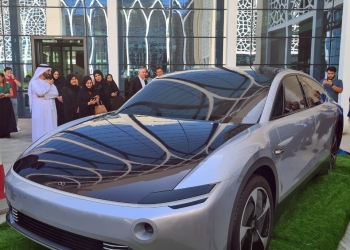 وصول أول سيارة تعمل بالطاقة الشمسية إلى مجمع الشارقة للابتكار