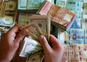 الليرة اللبنانية تنخفض إلى مستوى غير مسبوق أمام الدولار