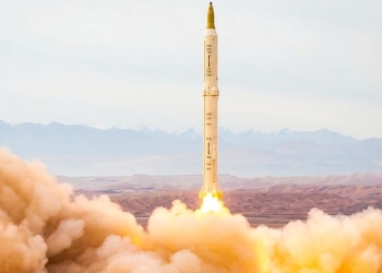 إيران تطور صاروخاً باليستياً لمواجهة دروع الدفاع الجوي