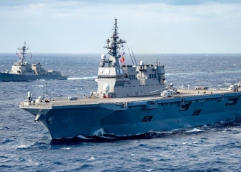 البحرية الأمريكية تعترض قارباً محملاً بمواد متفجرة قادماً من إيران إلى اليمن