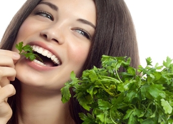 أفضل العلاجات لرائحة الفم الكريهة بالأعشاب