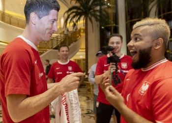 ليفاندوفسكي يقدم هدية لمشجع خلع قميص السعودية ليحتفل بفوز بولندا