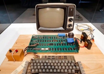 عرض أقدم جهاز كمبيوتر ل Apple للبيع