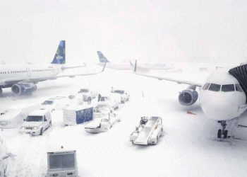 موسكو.. عاصفة ثلجية تتسبب في تأجيل عشرات الرحلات الجوية