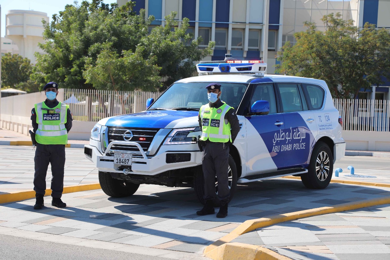 شرطة أبوظبي تدعو السائقين للوقوف عند فتح ذراع قف للحافلات المدرسية