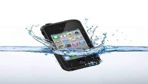 خطوات هامة لإنقاذ هاتفك إذا سقط في الماء عن طريق الخطأ