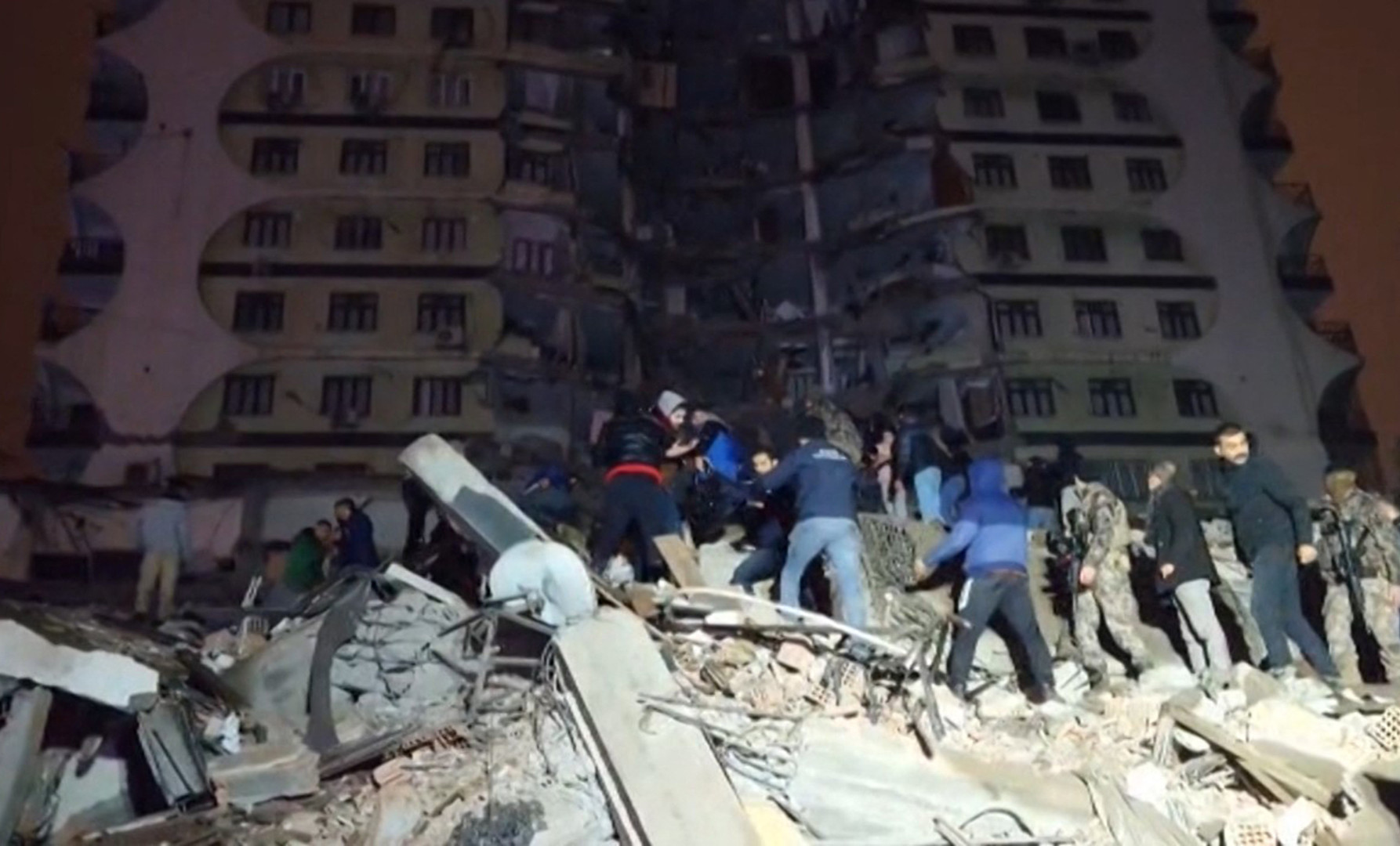 ارتفاع حصيلة ضحايا زلزال تركا إلى 284 قتيلا