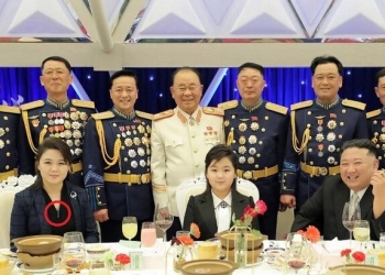 زوجة الزعيم الكوري الشمالي تزين عنقها بـ"صاروخ باليستي"